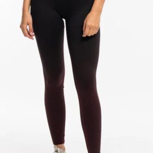 Echt ARISE OMBRE Scrunch Leggings in Black/Berry